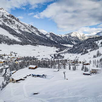 Die Talstation mit der Hüschera Bar und Lodge in Splügen