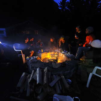 Boulderer im Bodhi Camping am Abend