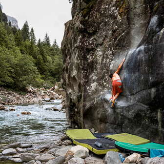 Boulderer im Magic Wood