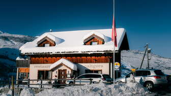 Pignia Dorf mit dem Restaurant Caltgera im Sommer