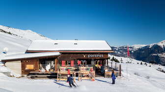 Das Berggasthaus Parsiras im Sommer