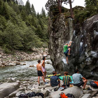 Boulderer im Magic Wood